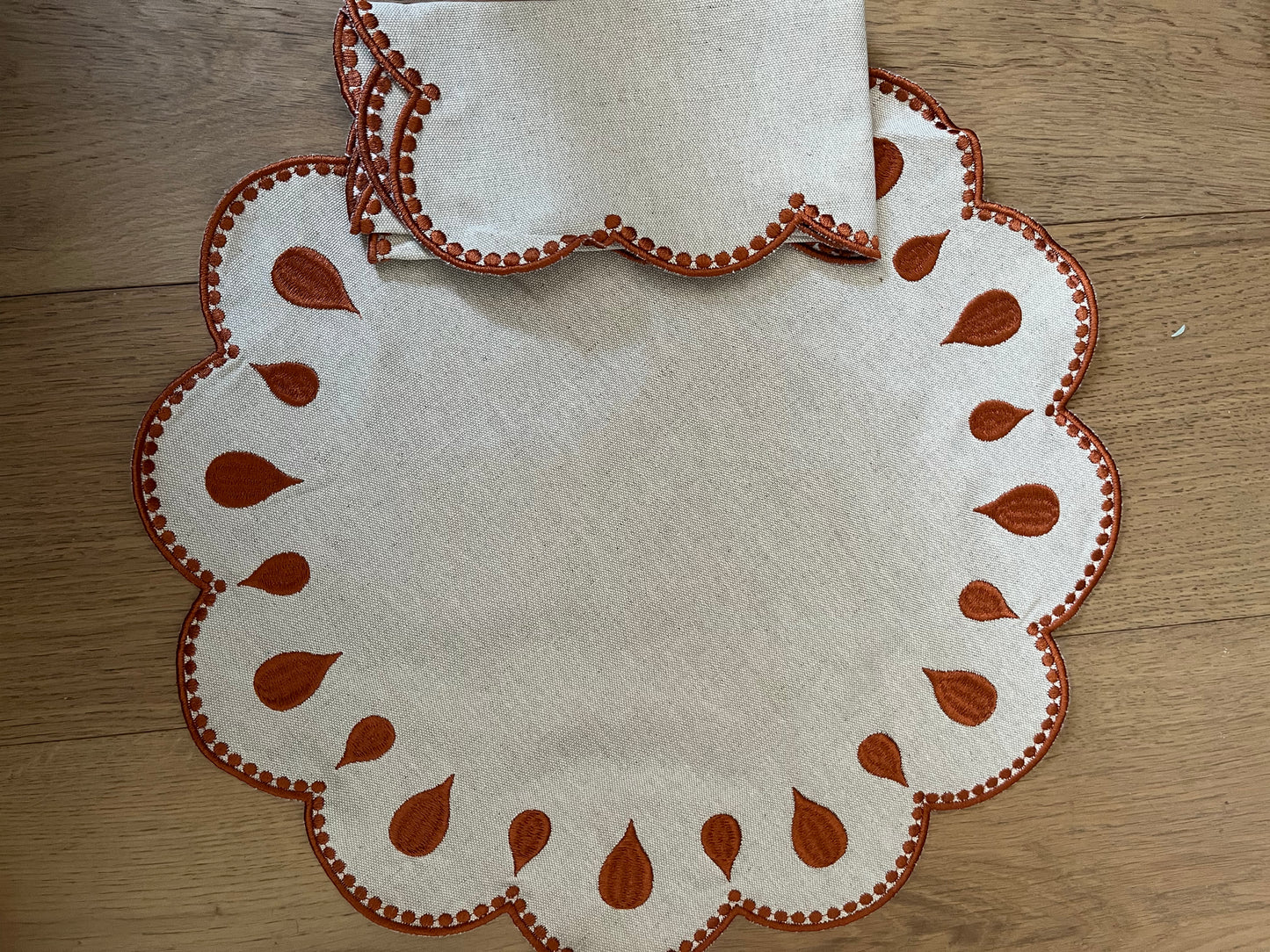 Individual and napkin in linen