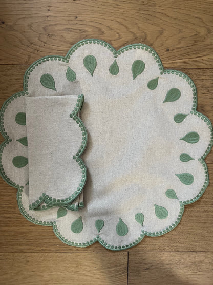 Individual and napkin in linen